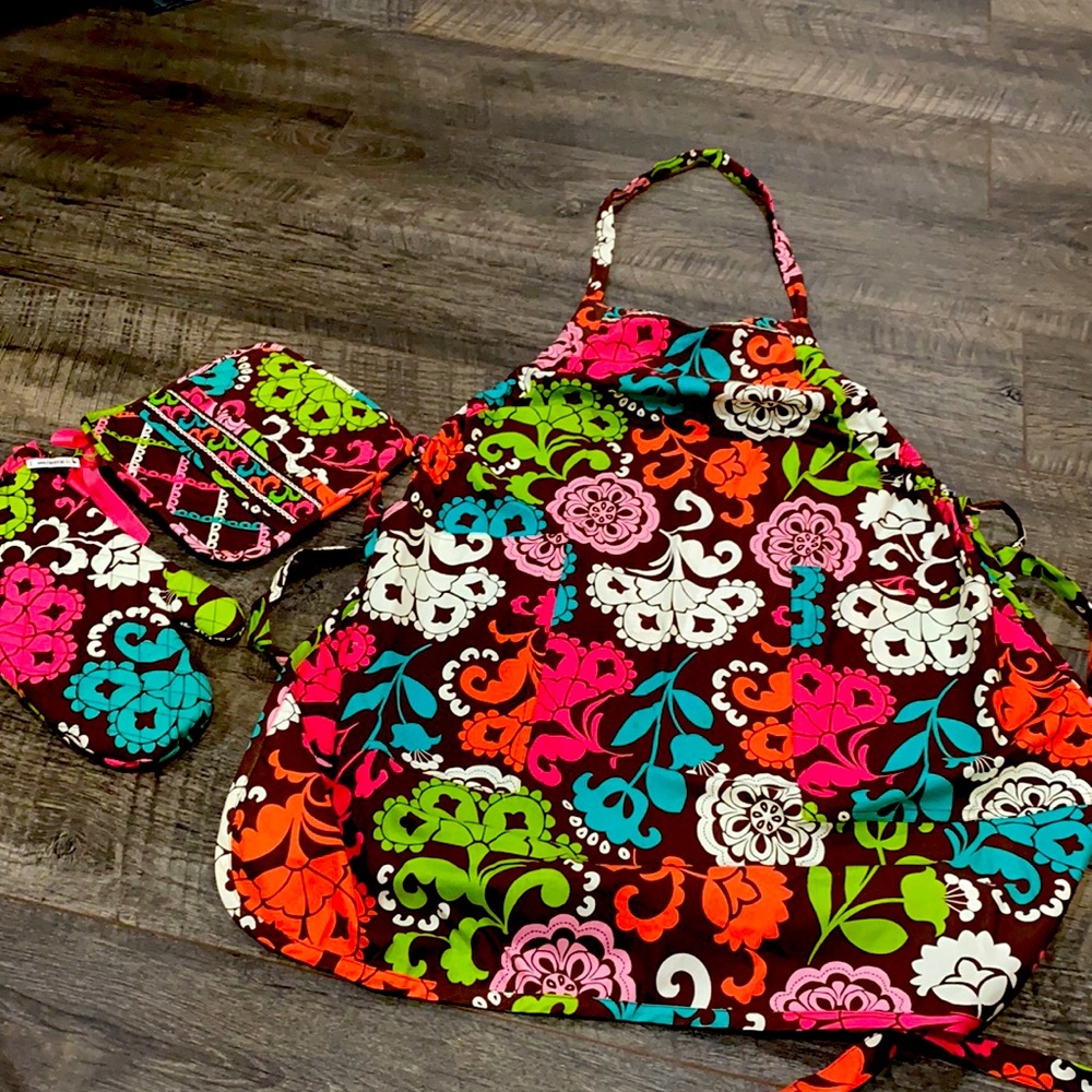 Vera Bradley oven mitt and pot holder set and apron